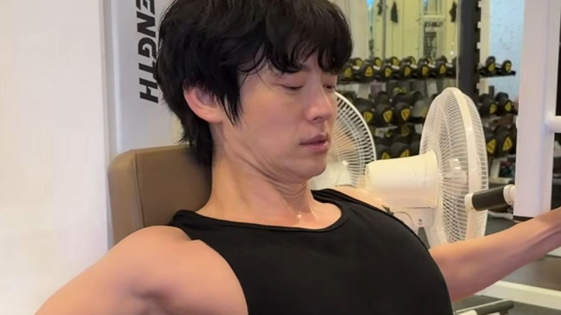 Ahn Jae-hyun Reveals 17kg Weight Gain for Bed Scene and Diet Struggles That Leave Him Dazed cover