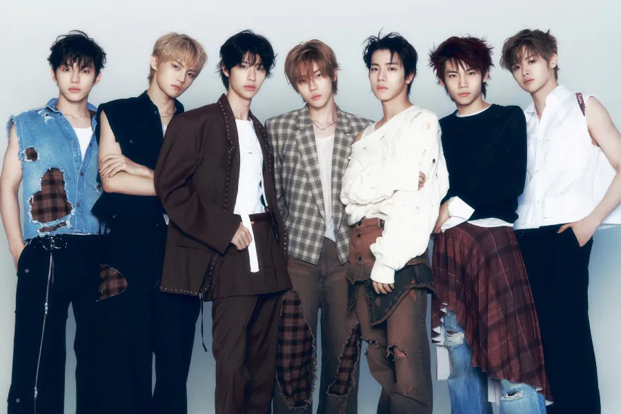 CLOSE YOUR EYES' '256th Note' Records 711,224 First-Week Sales, Marking New Career High cover