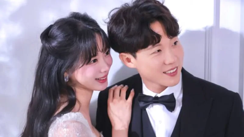 Former Cheerleader Kim Han-na Gives Birth to First Son Hyun-woo One Year After Marriage cover