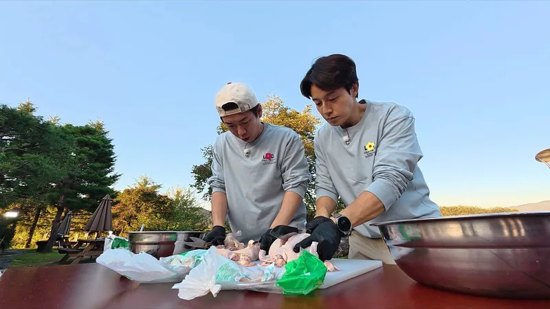 Heo Kyung-hwan and Yang Se-chan Spark a 'Chicken War' Over Dinner on SBS's 'Running Man' cover