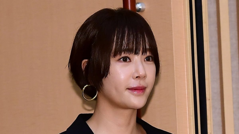Hwang Jung-eum Says She Misses Ex-Boyfriend Kim Yong-jun of SG Wannabe, Admits She Has Zero Income cover