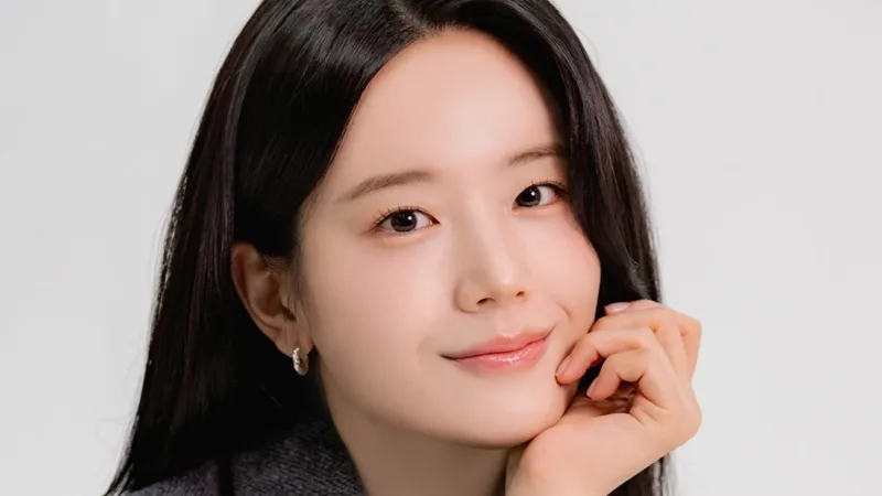 Jang Gyu-ri Reveals Why She Left fromis_9 in 2022 to Focus on Acting in 'Four Hands' Interview cover
