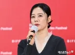 Kim Hyun Joo Says 14-Day Filming Helped Her Fully Focus on Psychological Thriller 'Paradise' at BIFF 2026 cover
