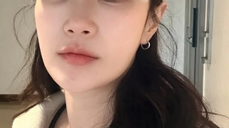 Kim Ji-min Shows Off Youthful Pregnancy Glow in New Casual Selfie cover