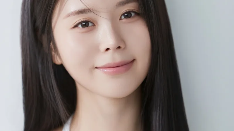 Kim Nuri Changes Stage Name to Ha Yun-ha, Signs Exclusive Contract with Soon Entertainment cover