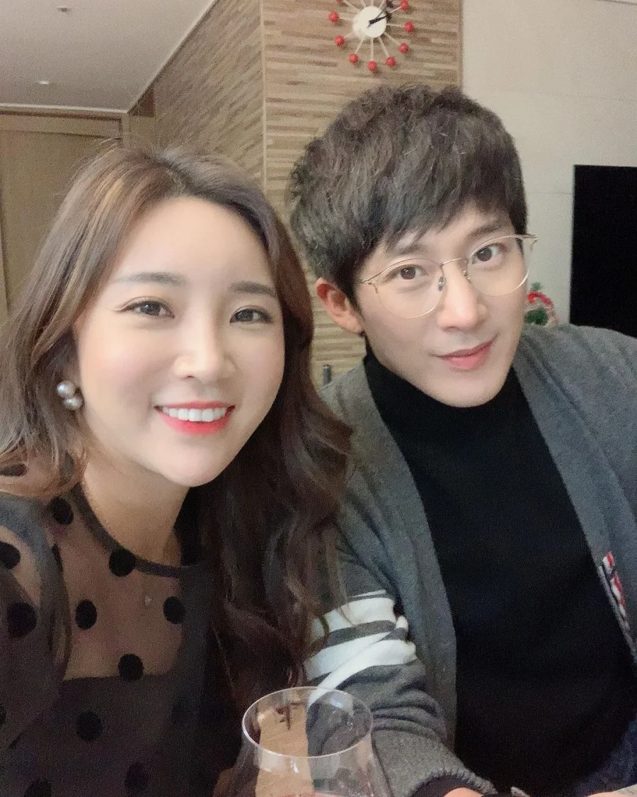 Kim Tae-hee's Brother Lee Wan and Wife Lee Bo-mi Expect First Child, a Baby Girl cover