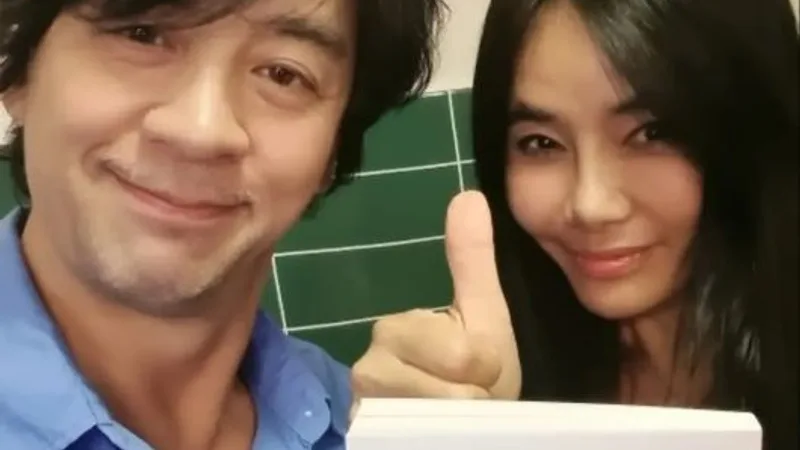 Kwon Oh-jung Celebrates Wife's Birthday with First Book He Wrote Himself, Thanks Son Kwon Hyeok-jun for the Cover cover