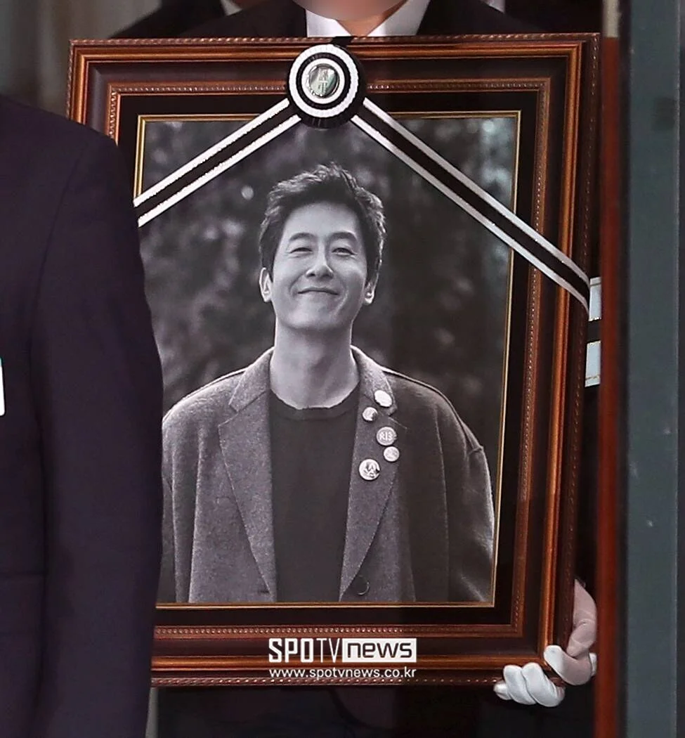 Late Actor Kim Joo-Hyuk Remembered on Ninth Anniversary as Agency Chief Shares Moving Grave Visit Tribute cover