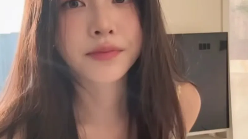 Lee Sol-yi Opens up About Five-Year Recovery After Female Cancer Battle, Regrets Neglecting Health in Her 20s cover
