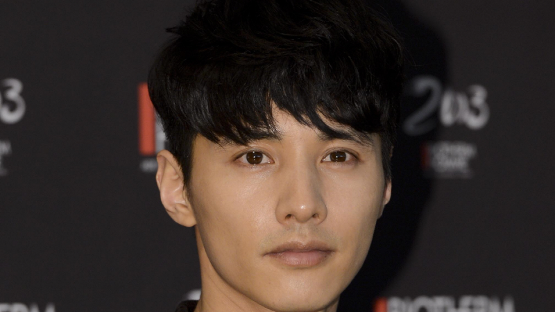 Won Bin Makes Rare Public Appearance in Cheongdam-Dong, Leaves TVXQ's Max Changmin Speechless cover